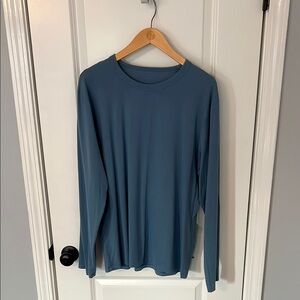 Lululemon men’s fundamental long sleeve T-shirt